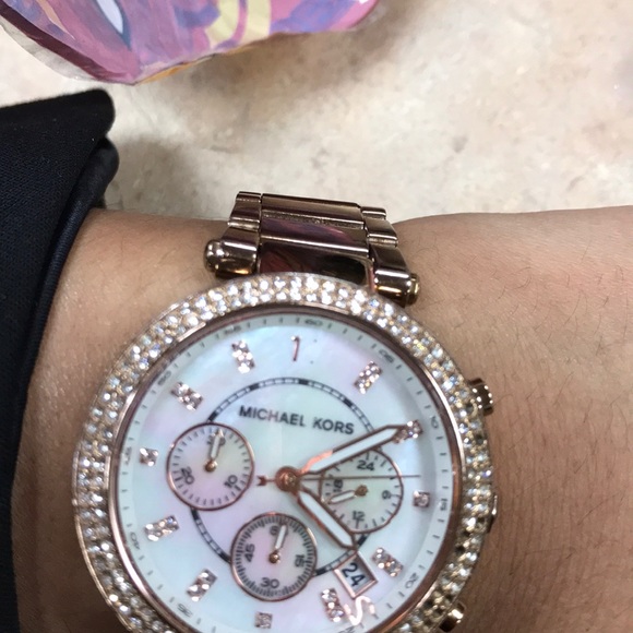 Michael Kors Rose Gold Watch - Picture 3 of 5
